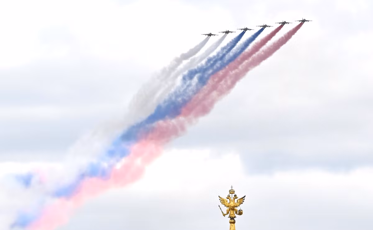 Phi đội cường kích Su-25 nhả khói tạo hình quốc kỳ Nga.