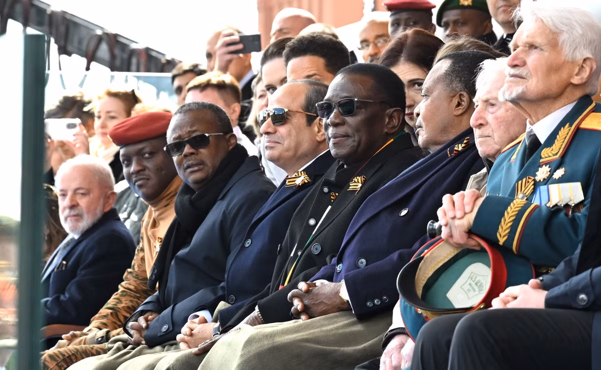 Từ trái sang phải: Tổng thống Brazil Luiz Inacio Lula da Silva, Tổng thống Burkina Faso Ibrahim Traore, Tổng thống Guinea-Bissau Oumarou Sisoku Embalo, Tổng thống Ai Cập Abdel Fattah el-Sisi, Tổng thống Zimbabwe Emmerson Mnangagwa và Tổng thống Cộng hòa Congo Denis Sassou Nguesso theo dõi lễ duyệt binh kỷ niệm 80 năm Ngày Chiến thắng phát xít.