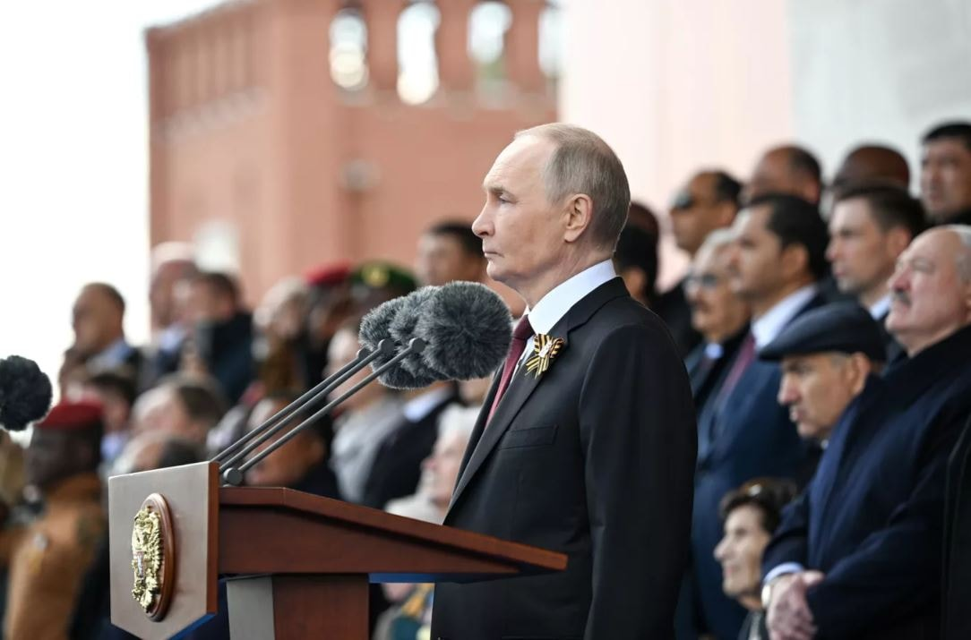 Trước lễ duyệt binh, Tổng thống Nga Vladimir Putin đã có bài phát biểu chào mừng các đại biểu, khách quý, cựu chiến binh, người dân và lực lượng vũ trang Nga,...Trong bài phát biểu, Tổng thống Putin ca ngợi những hy sinh mà người dân Liên Xô đã đổ xuống để chống lại chủ nghĩa phát xít trong Chiến tranh Vệ quốc Vĩ đại. Ông tuyên bố phút tưởng niệm tất cả những người đã ngã xuống trong chiến tranh.