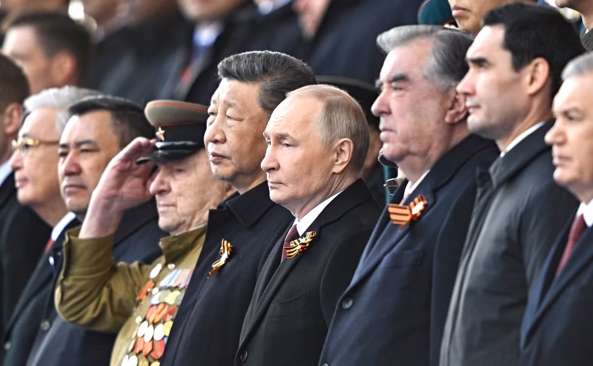 Tổng thống Nga Vladimir Putin, Chủ tịch Trung Quốc Tập Cận Bình và các nhà lãnh đạo quốc tế tham dự buổi lễ.