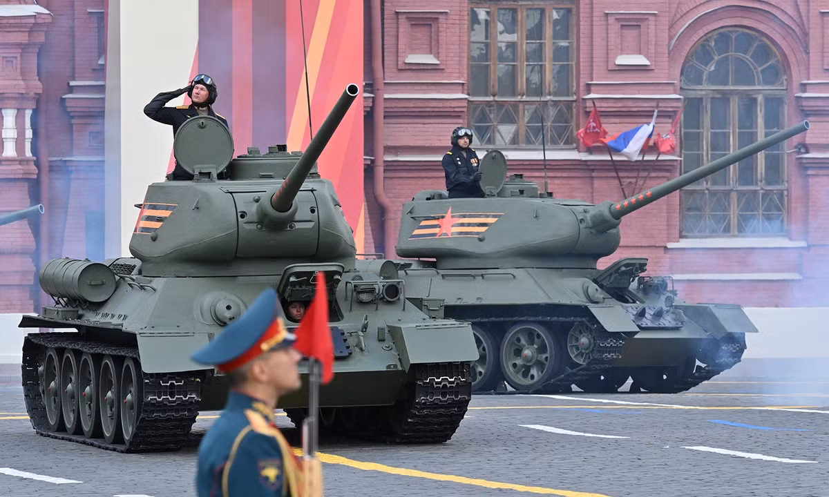 Dẫn đầu đoàn duyệt binh cơ giới là xe tăng huyền thoại T-34/85.