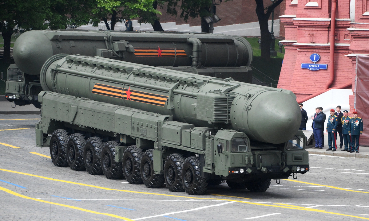 Xe chở đạn kiêm bệ phóng tên lửa đạn đạo liên lục địa RS-24 Yars.