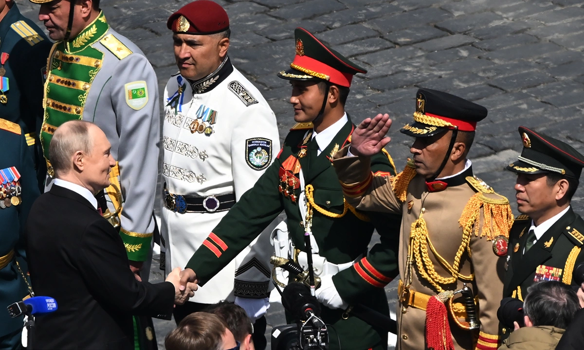 Khi cuộc duyệt binh kết thúc, Tổng thống Nga Vladimir Putin rời lễ đài, tới gặp trưởng các khối duyệt binh, trong đó có trưởng khối đoàn Quân đội Nhân dân Việt Nam - Trung tá Phạm Khắc Giang. Trong ảnh, Tổng thống Putin bắt tay trưởng khối đoàn Quân đội Nhân dân Việt Nam.