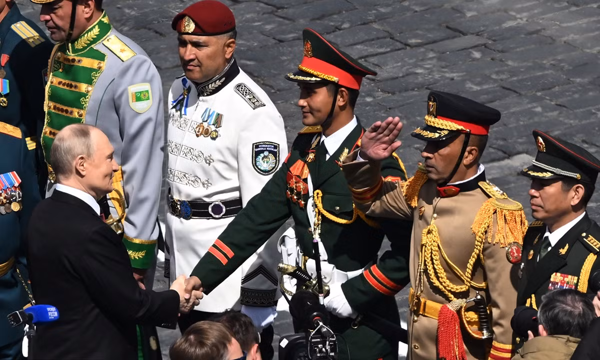 Khi cuộc duyệt binh kết thúc, Tổng thống Nga Vladimir Putin rời lễ đài, tới gặp trưởng các khối duyệt binh, trong đó có trưởng khối đoàn Quân đội Nhân dân Việt Nam - Trung tá Phạm Khắc Giang. Trong ảnh, Tổng thống Putin bắt tay trưởng khối đoàn Quân đội Nhân dân Việt Nam.