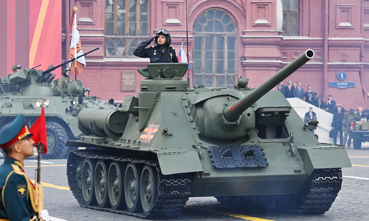 Pháo tự hành Su-100.