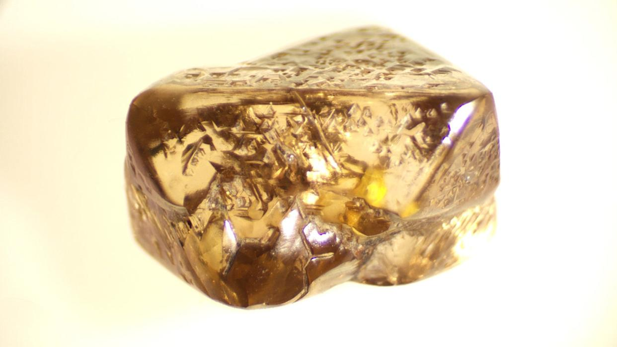 Ban đầu, David nghĩ rằng đó chỉ là một vỏ kẹo. Nhưng khi lại gần, anh phát hiện đó không phải là rác mà là một " kho báu" - viên kim cương nâu tuyệt đẹp nặng 3,81 carat có giá trị lên tới hàng nghìn USD. Ảnh: Aol.