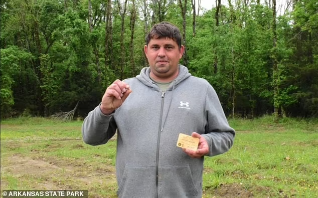 "David DeCook, ở Minnesota, đã đăng ký viên kim cương bát diện màu nâu, nặng 3,81 carat mà anh tìm thấy ở Công viên tiểu bang Crater of Diamonds của Arkansas", một trang Facebook có tên Kim cương ở Arkansas viết. Ảnh: DM.