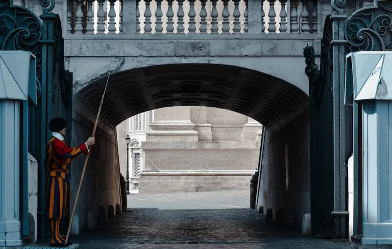 Đội cận vệ Thụy Sĩ, được thành lập vào năm 1506 bởi Giáo hoàng Julius II, là một trong những đơn vị quân đội lâu đời nhất vẫn còn hoạt động. Đội cận vệ Thụy Sĩ phục vụ trong lực lượng vũ trang của Vatican và đã bảo vệ các Giáo hoàng trong hơn 500 năm. Ảnh: CDT.