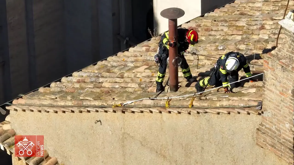 Khi một Giáo hoàng mới được bầu, các lá phiếu được đốt và tạo làn khói trắng, báo hiệu rằng một nhà lãnh đạo mới của Giáo hội Công giáo La Mã đã được chọn. Khi chưa chọn được Giáo hoàng, các lá phiếu được đốt bằng hóa chất để tạo ra khói đen, báo hiệu rằng quá trình bỏ phiếu sẽ tiếp tục. Ảnh: Vatican lắp ống khói trên Nhà nguyện Sistine gần đây. Ảnh: Vatican News.