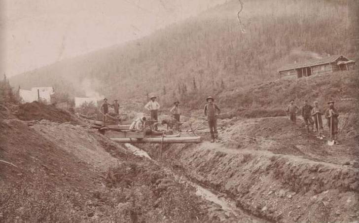 Những người tìm kiếm vàng tại một trại khai thác ở El Dorado, California, vào khoảng năm 1848 đến năm 1853.
