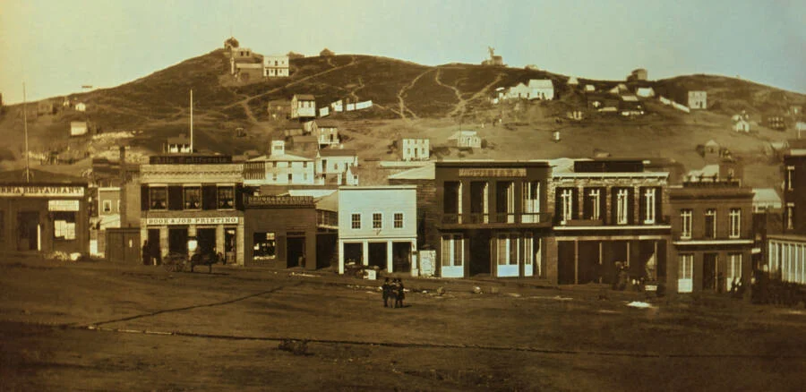 Quảng trường Portsmouth ở San Francisco khi cơn sốt vàng thu hút làn sóng người định cư mới năm 1851.