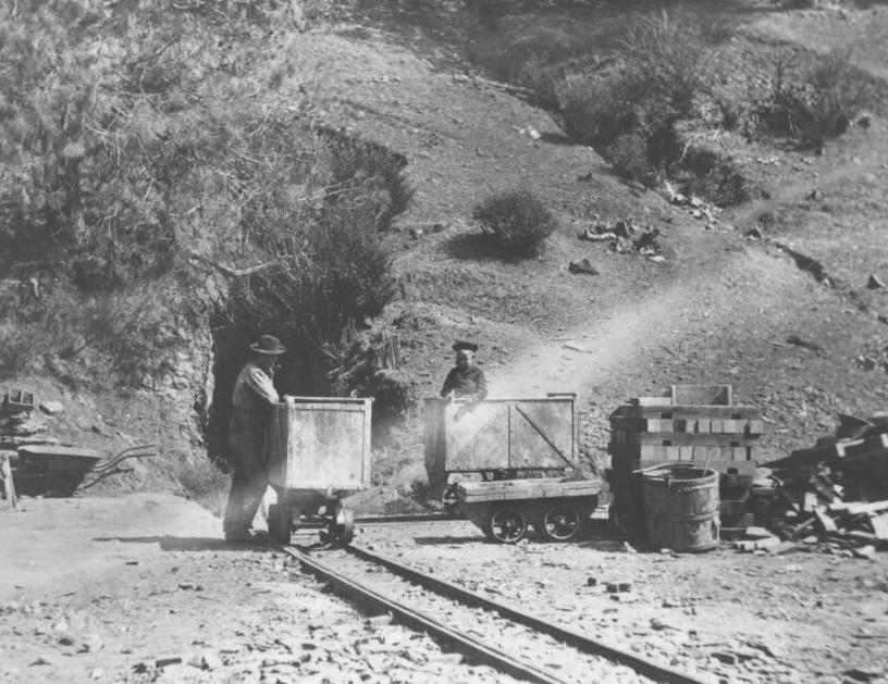 Những người thợ mỏ bên ngoài lối vào mỏ Golden Rule ở Tuolumne, California, năm 1873.