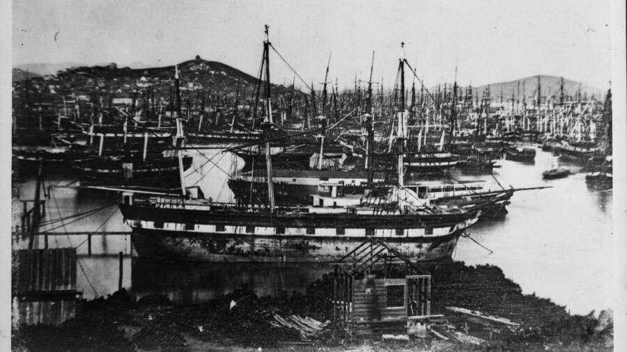 Theo ATI, việc phát hiện ra vàng tại Sutter's Mill năm 1848 đã "châm ngòi" cho một trong những sự kiện quan trọng trong lịch sử nước Mỹ - cơn sốt vàng California - và biến San Francisco từ một thị trấn cảng yên tĩnh với 1.000 cư dân nhanh chóng trở thành một đô thị sầm uất. Trong ảnh là những chiếc thuyền bị bỏ lại ở Vịnh San Francisco khi mọi người đi vào đất liền để tìm vàng năm 1850. (Nguồn ảnh: ATI)