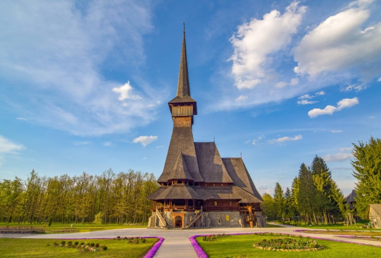 Romania có hơn 18.300 nhà thờ. Trong đó, Sapanta-Peri là một trong những nhà thờ gỗ cao nhất thế giới. Ảnh: Shutterstock.