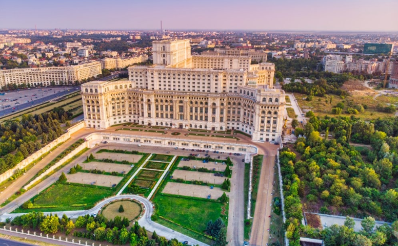 Tòa nhà Quốc hội của Romania là tòa nhà nặng nhất thế giới, với trọng lượng hơn 4 triệu tấn. Ảnh: Shutterstock.