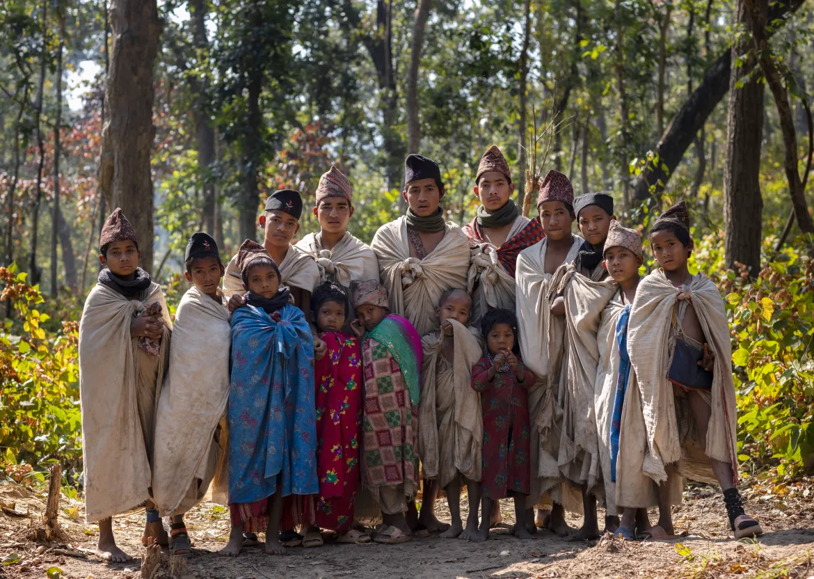 Trong nhiều thế hệ, người Raute vẫn di cư theo mùa, xuống vùng đất thấp vào mùa đông và lên vùng đồi cao vào mùa hè.