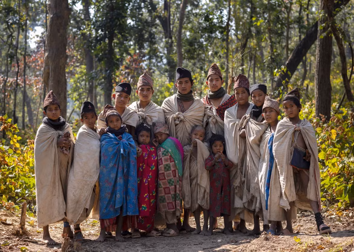 Trong nhiều thế hệ, người Raute vẫn di cư theo mùa, xuống vùng đất thấp vào mùa đông và lên vùng đồi cao vào mùa hè.