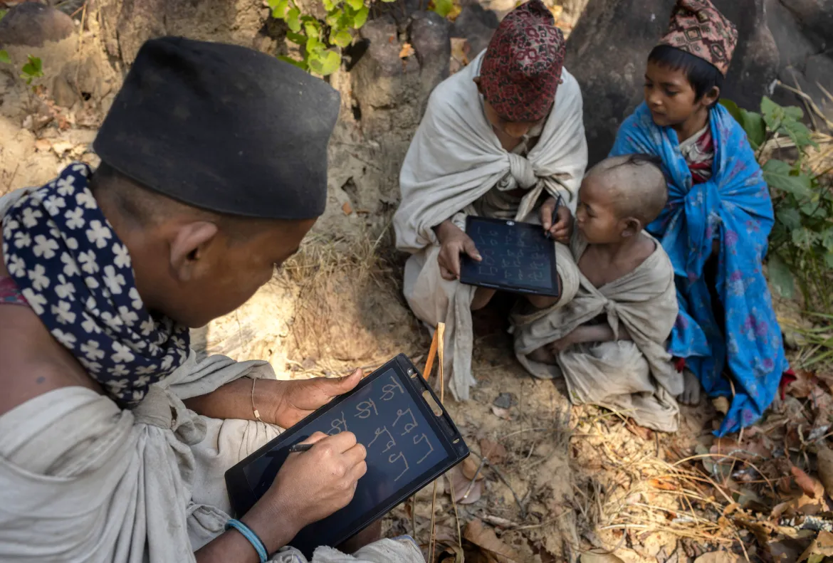 Trong khi các thành viên trẻ tuổi của bộ tộc ủng hộ giáo dục và thay đổi, những người lớn tuổi vẫn quyết tâm bảo tồn lối sống truyền thống của họ, từ chối định cư lâu dài, nông nghiệp và trường học chính quy.