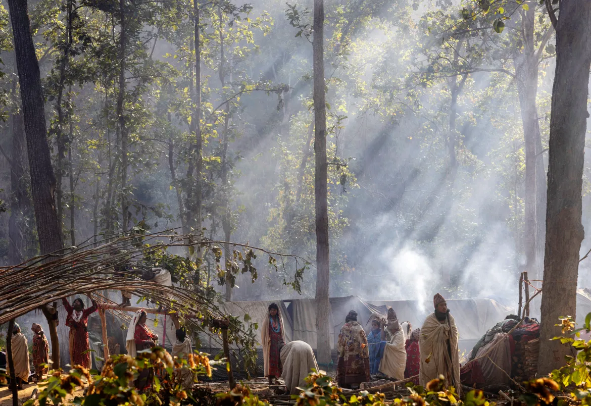 Theo Al Jazeera, trong những khu rừng rậm rạp ở Girighat, Surkhet, những chiếc lều tạm bợ được dùng làm nơi trú ẩn tạm thời cho người Raute - bộ tộc du mục cuối cùng của Nepal. (Nguồn ảnh: EPA/AJ)