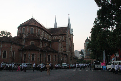 Từ lúc trời còn mờ sáng sớm ngày 30/4/2015, hàng nghìn người thuộc nhiều lực lượng tham gia mít tinh, diễu binh, diễu hành đã có mặt để chuẩn bị cho buổi lễ.