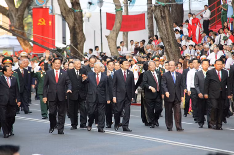 Các vị Lãnh đạo, nguyên Lãnh đạo Đảng, Nhà nước và các đoàn Đại biểu cấp cao, khách quốc tế tiến vào lễ đài dự lễ kỷ niệm 40 năm Giải phóng miền Nam, thống nhất đất nước 30/4/1975 - 30/4/2015.