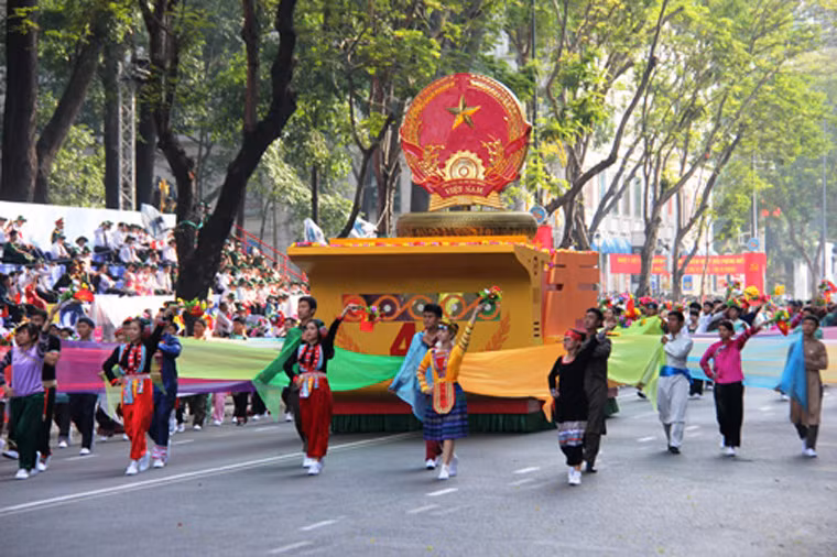 Đúng 8h ngày 30/4/2015, lễ diễu binh, diễu hành chào mừng 40 năm ngày Giải phóng miền Nam, thống nhất đất nước bắt đầu diễn ra. Dẫn đầu đoàn diễu binh, diễu hành là Quốc huy nước Cộng hòa XHCNVN...