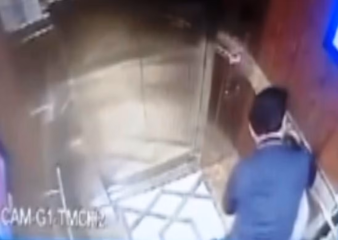 Xuat hien clip ga dan ong sam so be gai trong thang may chung cu