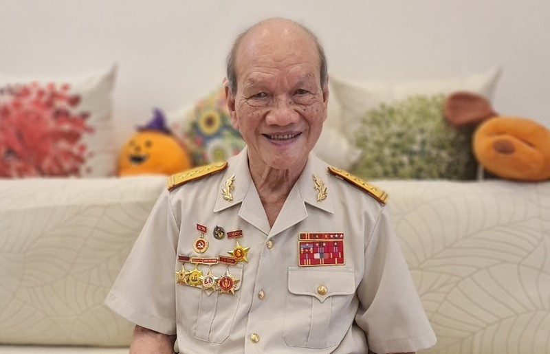 Đại tá Nguyễn Hữu Tài bồi hồi kể lại những ký ức hào hùng của chiến thắng Điện Biên Phủ với PV. Ảnh: Mai Loan.