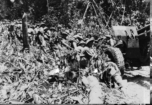 Bộ đội ta kéo những khẩu pháo nặng hàng tấn vượt núi, xuyên rừng vào chiến trường Điện Biên Phủ. Ảnh tư liệu: TTXVN .