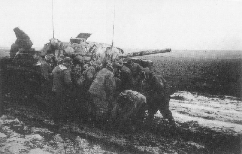 Do được tung ra chiến trường khá muộn, các khẩu pháo tự hành chống tăng Su-76i dường như không còn khả năng tiêu diệt được các loại thiết giáp hạng trung và hạng nặng của Đức nữa mà chỉ có thể được sử dụng như loại hỏa lực hỗ trợ bộ binh, diệt các cụm hỏa lực mạnh, công sự của địch. Nguồn ảnh: Pinterest.