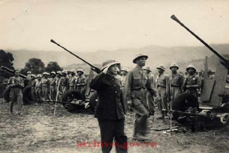 Đại tướng Võ Nguyên Giáp duyệt các đơn vị pháp cao xạ chuẩn bị vào chiến dịch tháng 3 năm 1954. Nguồn ảnh: archives.gov.vn.