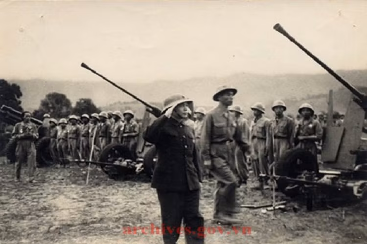 Đại tướng Võ Nguyên Giáp duyệt các đơn vị pháp cao xạ chuẩn bị vào chiến dịch tháng 3 năm 1954. Nguồn ảnh: archives.gov.vn.