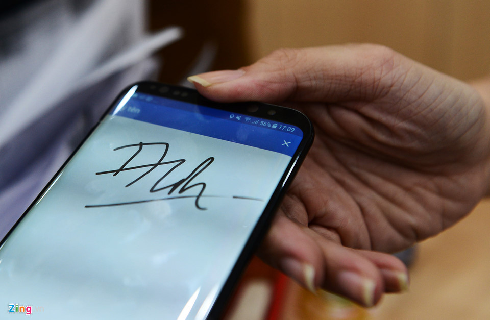 Với những người nước ngoài đang làm việc tại Việt Nam, khi đến đăng ký thông tin sẽ phải photo hộ chiếu, cập nhật hình cá nhân và chữ ký để đăng ký cho số điện thoại của mình.