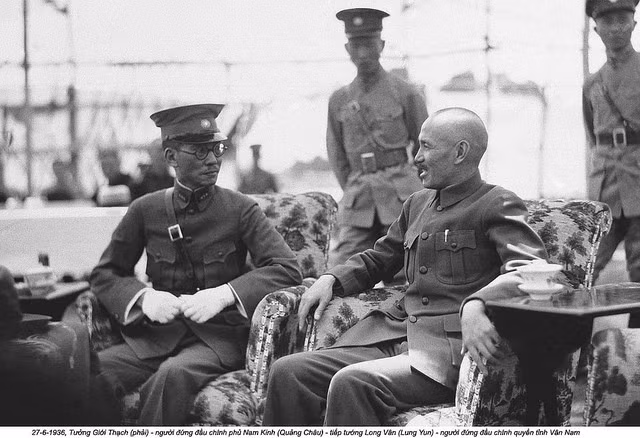 Tưởng Giới Thạch (bên phải) - người đứng đầu chính phủ Nam Kinh, Quảng Châu, Trung Quốc bàn bạc về kế sách đối phó với Nhật trong tương lai cùng tướng Lung Văn năm 1936. Nguồn ảnh: Flickr.