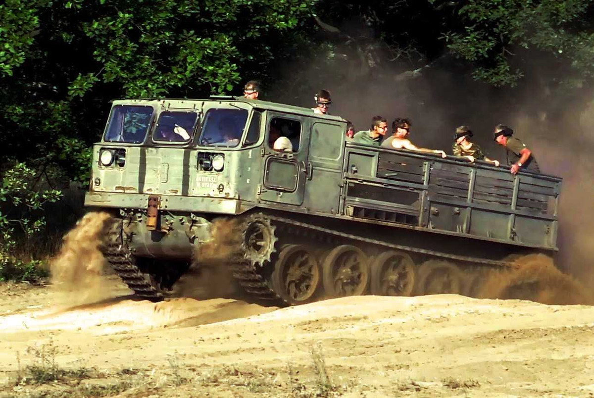 Thêm vào đó, đây cũng là loại phương tiện rất phù hợp để di chuyển trên địa hình của Việt Nam, nhất là vào mùa mưa. Chính vì vậy ATC-59G vẫn tiếp tục được phục vụ hạn chế tại một số đơn vị trong Quân đội Nhân dân Việt Nam. Nguồn ảnh: Pinterest.