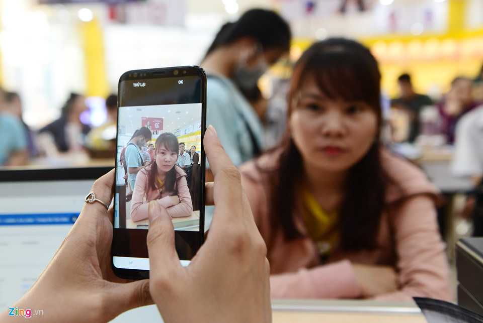 Nhân viên sẽ chụp hình từng khách hàng. Theo thống kê từ Bộ TT&amp;TT, tính tới tháng 3/2018, vẫn còn 34 triệu thuê bao chưa đăng ký đầy đủ thông tin để phục vụ công tác quản lý viễn thông, hạn chế SIM rác và tin nhắn rác.