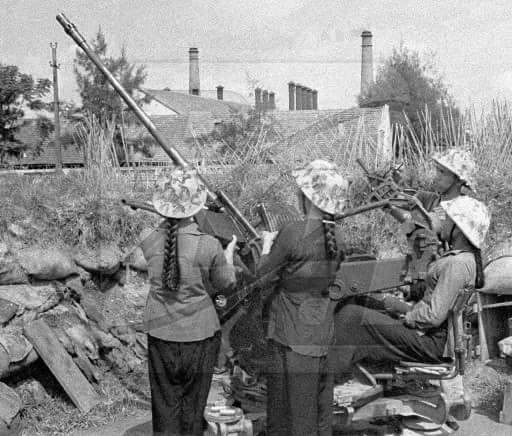 Pháo phòng không Flak 20mm được Đức quốc xã sử dụng trong Chiến tranh Thế giới thứ 2 được Liên Xô viện trợ cho Việt Nam. Loại pháo phòng không cỡ nòng 20mm này có tốc độ bắn lên đến 450 phát/phút và có tầm bắn hiệu quả khoảng 2.200 mét. Nguồn ảnh: VMF.