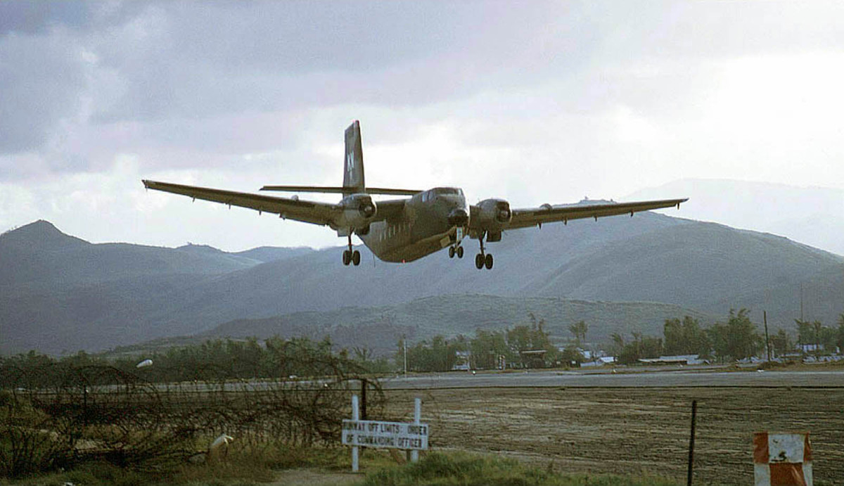Máy bay vận tải C-7 Caribou hạ cánh xuống sân bay Đức Phổ. Nguồn ảnh: Flickr.
