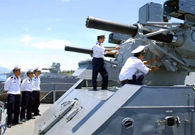 Khác với nhiều loại hải pháo khác, AK-630 là một loại pháo được điều khiển hoàn toàn tự động bởi hệ thống radar hoặc dẫn bắn vô tuyến. Nhiệm vụ của trắc thủ trong tác chiến là lựa chọn mục tiêu xuất hiện trong tầm bắn, mọi động tác khai hỏa, lấy góc bắn,... đều được khẩu pháo này thực hiện tự động hoàn toàn. Nguồn: Danviet.