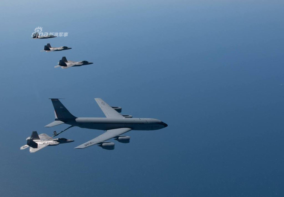 Trong khi đó, mỗi máy bay tiếp liệu KC-135 có khả năng mang theo tới 54 tấn nhiên liệu, số nhiên liệu này đủ để tiếp tế cho khoảng 7 chiến đấu cơ F-22 Raptor cùng lúc. Nguồn ảnh: Sina.