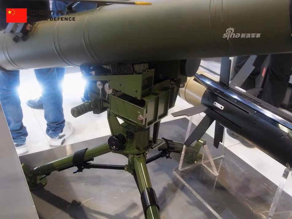 Cụ thể, tên lửa GAM-102 của Trung Quốc có tầm bắn 4000 mét, xa gấp đôi so với tầm bắn 2000 mét của tên lửa Javelin. Tuy nhiên lời quảng cáo này có phần hơi thái quá vì GAM-102 của Trung Quốc mới được ra mắt từ năm 2016 trong khi đó, tầm bắn 2000 mét của Javelin là của phiên bản cũ nhất, ra đời từ năm 1996 - nghĩa là trước loại tên lửa GAM-102 của Trung Quốc 20 năm. Nguồn ảnh: Sina.