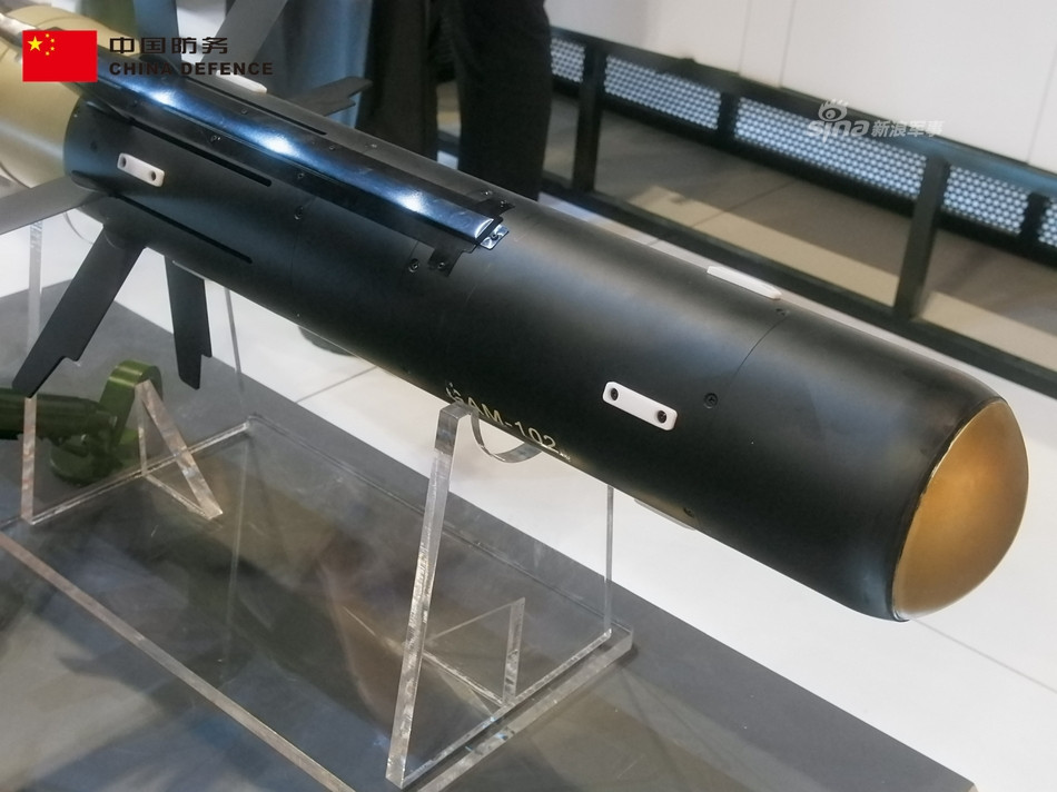 GAM-102 được thiết kế theo dạng mô-đun, có khả năng được lắp đặt và triển khai từ trên những phương tiện chiến đấu như xe địa hình hay thiết giáp chở quân. Khả năng xuyên giáp của GAM-102 được Trung Quốc tuyên bố là 1000 mm thép cán đồng nhất ở khoảng cách tối đa. Nguồn ảnh: Sina.