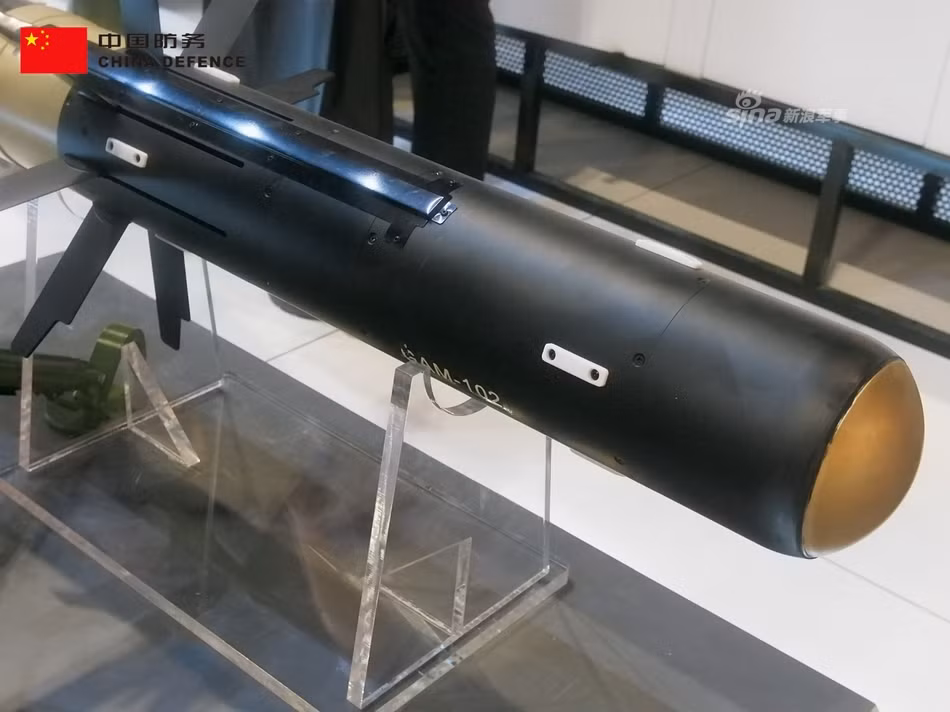 GAM-102 được thiết kế theo dạng mô-đun, có khả năng được lắp đặt và triển khai từ trên những phương tiện chiến đấu như xe địa hình hay thiết giáp chở quân. Khả năng xuyên giáp của GAM-102 được Trung Quốc tuyên bố là 1000 mm thép cán đồng nhất ở khoảng cách tối đa. Nguồn ảnh: Sina.