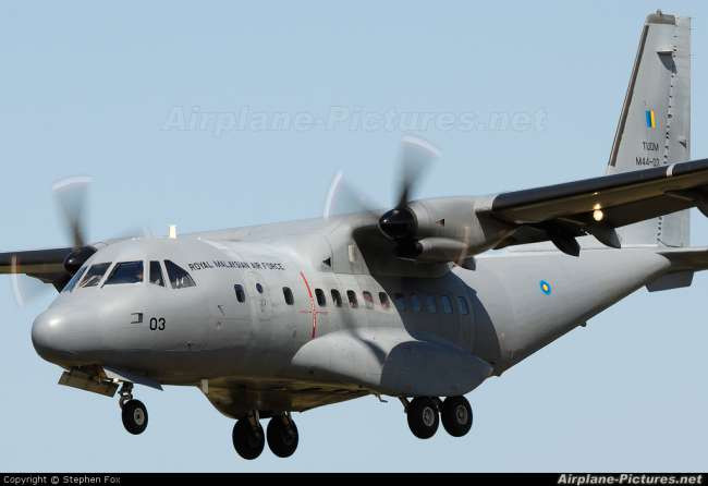 Một vài sản phẩm xuất khẩu chủ lực của Indonesia có thể kể đến như loại máy bay vận tải quân sự CN-235-220. Đây là loại máy bay vận tải do Indonesia tự nghiên cứu và chế tạo, bắt đầu xuất khẩu lần đầu tiên vào năm 1999. Nguồn ảnh: Airplane.