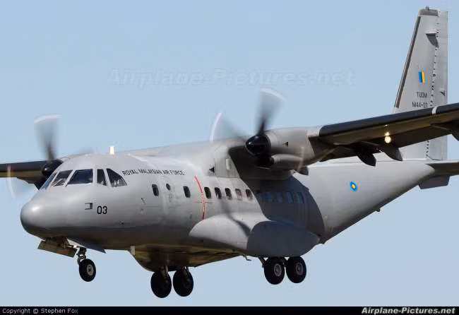 Một vài sản phẩm xuất khẩu chủ lực của Indonesia có thể kể đến như loại máy bay vận tải quân sự CN-235-220. Đây là loại máy bay vận tải do Indonesia tự nghiên cứu và chế tạo, bắt đầu xuất khẩu lần đầu tiên vào năm 1999. Nguồn ảnh: Airplane.