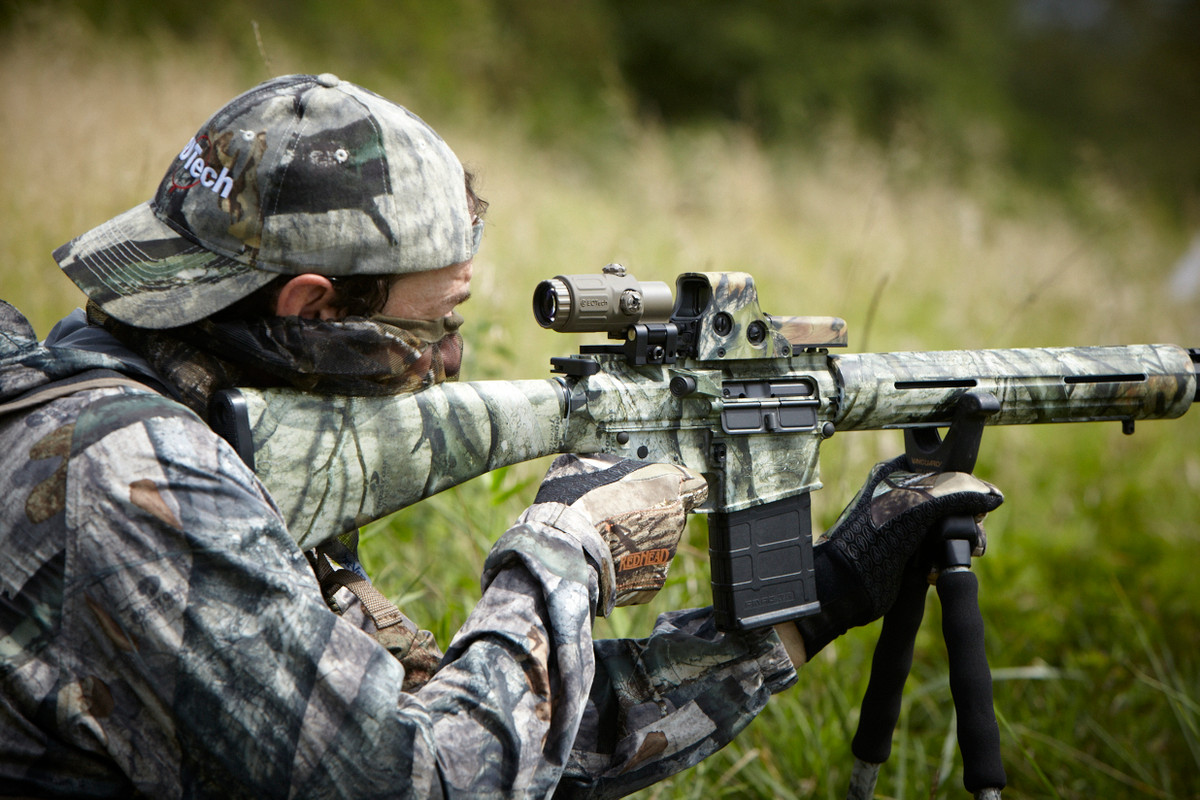 Hiện tại, EOTech Hybrid II đang có giá bán lẻ khoảng 1200 USD cho mỗi bộ, kèm theo đó là các dụng cụ tháo lắp và cân chỉnh tâm của kính ngắm. Nguồn ảnh: Rifle.