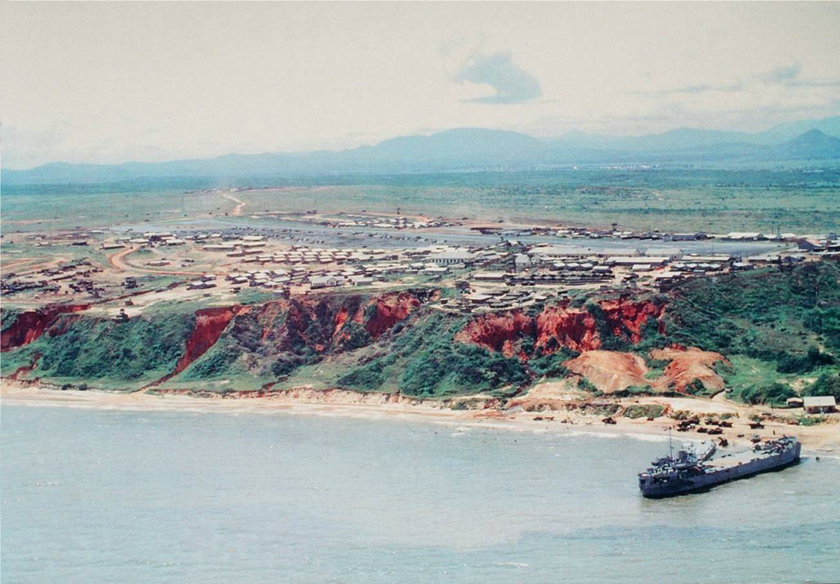 Có vị trí rất đẹp với một mặt giáp ngay cạnh biển nhưng lại cao hơn mực nước biển hàng chục mét, căn cứ này có thể nhận hàng từ các tàu đổ bộ, tàu há mồm ngay tại bãi biển mà không cần có cầu tàu. Nguồn ảnh: Flickr.