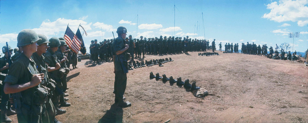 Mỗi một đôi giày trên mặt đất tượng trưng cho một người lính dù Mỹ đã thiệt mạng trên chiến trường Việt Nam. Nguồn ảnh: Flickr.