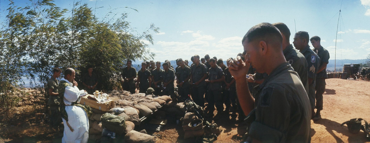 Mỗi một trung đoàn của Mỹ đều có các cha tuyên úy theo đạo Công giáo làm lễ cầu nguyện cho binh lính trước khi ra chiến trường. Nguồn ảnh: Flickr.