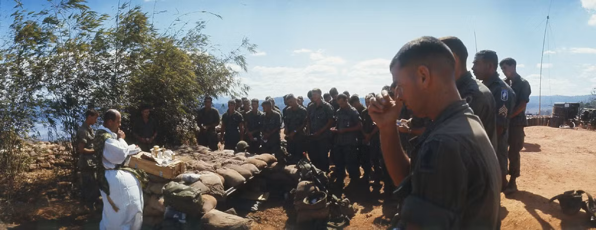 Mỗi một trung đoàn của Mỹ đều có các cha tuyên úy theo đạo Công giáo làm lễ cầu nguyện cho binh lính trước khi ra chiến trường. Nguồn ảnh: Flickr.